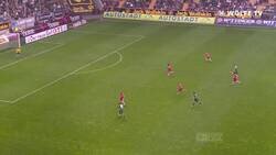 Enlace a Hace 14 años Grafite anotó el que es considerado el mejor gol en la historia de la Bundesliga