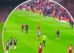 Enlace a En Inglaterra el linier agredió a Robertson al final del primer tiempo