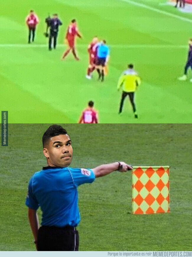 1185692 - ¿Un linier repartiendo codazos?