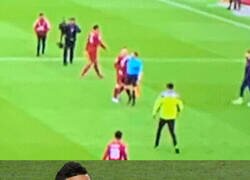 Enlace a ¿Un linier repartiendo codazos?