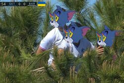 Enlace a Pobres chicos, logran colarse al partido y les toca el más aburrido de la fecha