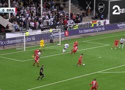 Enlace a Fair Play en Noruega: Detiene el ataque después de que se lesione el defensa que acompañaba la jugada