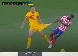 Enlace a Busquets se fue con los pantalones rotos a casa