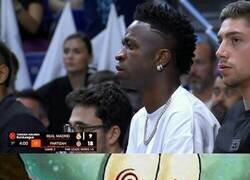 Enlace a Y el Vini limpiándose el logo de Balenciaga...