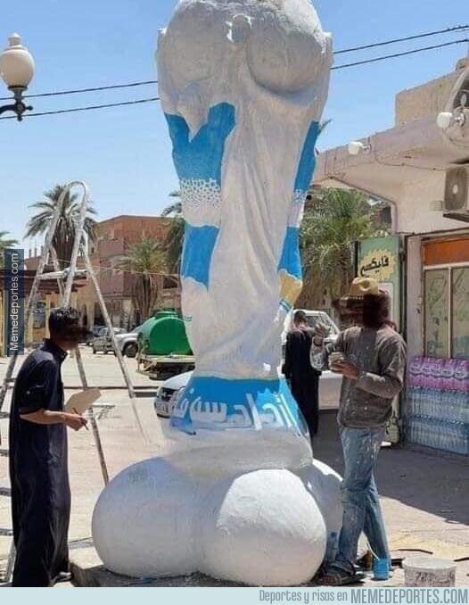 1188309 - Chicos, por favor paren la escultura. Está quedando rara...