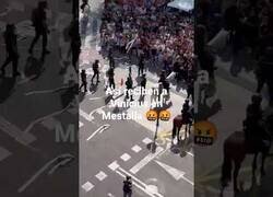 Enlace a Así fue el recibimiento de la afición del Valencia a Vinicius a su llegada al estadio