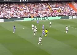 Enlace a A todo esto, ¿alguien sabe por qué había dos balones en el campo en Mestalla?