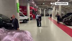 Enlace a Mourinho vuelve a bajar al parking de un estadio para encarar al árbitro después de una derrota.