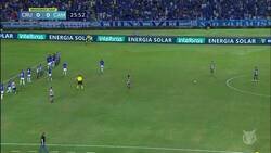 Enlace a Impresionante gol de tiro libre de Hulk a 40 metros del arco.