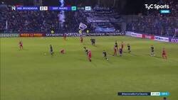 Enlace a Así se vive un Ascenso en Argentina en los minutos finales. No se para el partido salvo que haya un muerto.