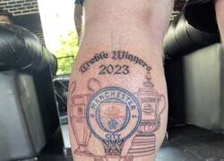 Enlace a Por fin un hombre que rompe el gafe del tatuaje tempranero