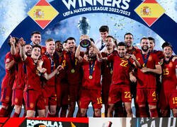 Enlace a El domingo en que los españoles se hartaron de levantar copas