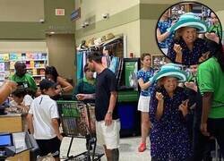 Enlace a Muy fan de la reacción de esta señora al ver a Messi