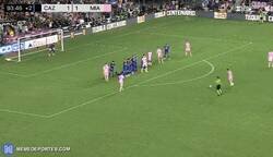 Enlace a El golazo de Messi en su debut con el Inter para darle la victoria en el último minuto. De película.