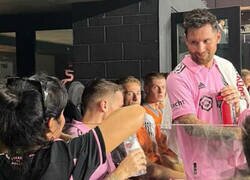 Enlace a Leo hoy duerme en el sofá