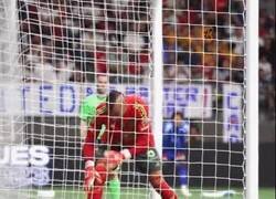 Enlace a Patón Guzmán, portero de tigre, hace truco de magia en mitad de tanda de penaltis