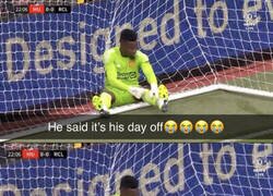 Enlace a Ni dos semanas lleva Onana en el United y los chops ya se ceban con él