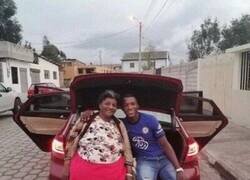 Enlace a Esta tierna foto recreada de Caicedo con su madre puede explicar por qué solo tiene ojos para el Chelsea