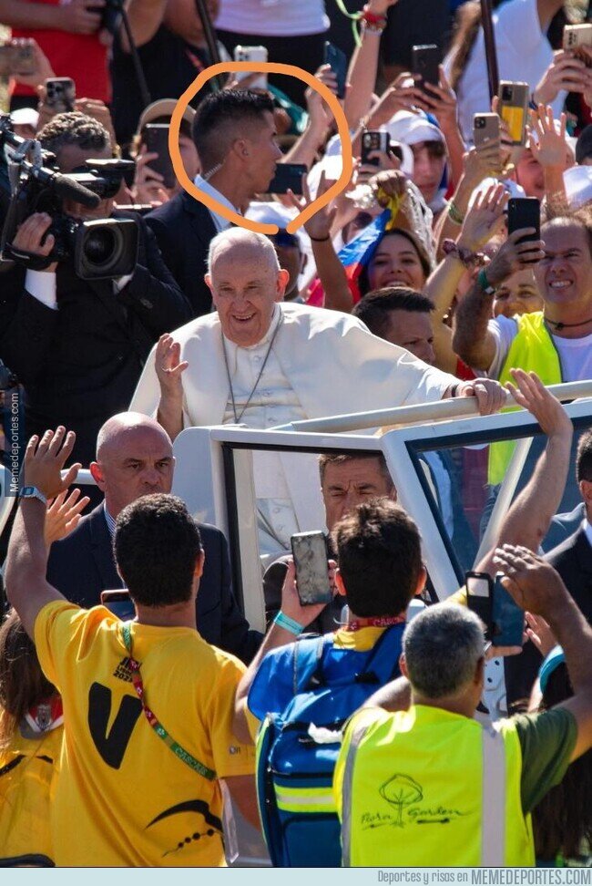 1194285 - Cuando te das cuenta de que CR7 hace de guardaespaldas al Papa en su tiempo libre