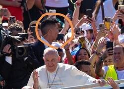 Enlace a Cuando te das cuenta de que CR7 hace de guardaespaldas al Papa en su tiempo libre