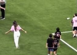 Enlace a Antonella confundió a Jordi Alba con Messi y le dió el abrazo más incómodo de la historia