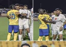 Enlace a Sadio Mané confundido al ver que un rival era idéntico a un compañero de equipo