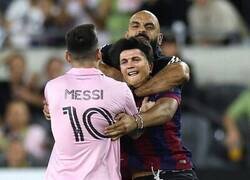 Enlace a Lo de contratar a un bravucón para cortarle la ilusión a los fans me parece de muy mal gusto