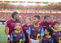 Enlace a Que nunca acabe la tradición de poner a la mascota más grande frente al jugador más enano