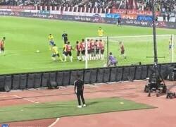 Enlace a Cristiano casi se carga a un camarógrafo en un tiro libre. Que peligro.