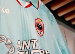 Enlace a Camisetas parecidas pero ni mucho menos iguales