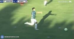 Enlace a André Orellana de Honduras nos regala este precioso planchazo 2x1 que le valdrá unos meses de sanción.