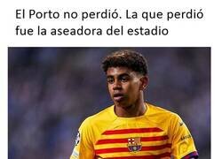 Enlace a Lamine dejó un pequeño Dragão en el baño.