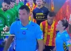 Enlace a Juan Luca Sacchi fue sancionado un partido por confundir a su asistente con el capitán y no darle la mano