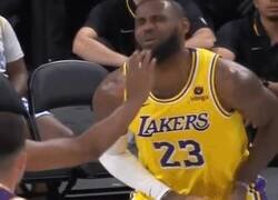 Enlace a Tremendo pinchazo de ojos recibió LeBron James