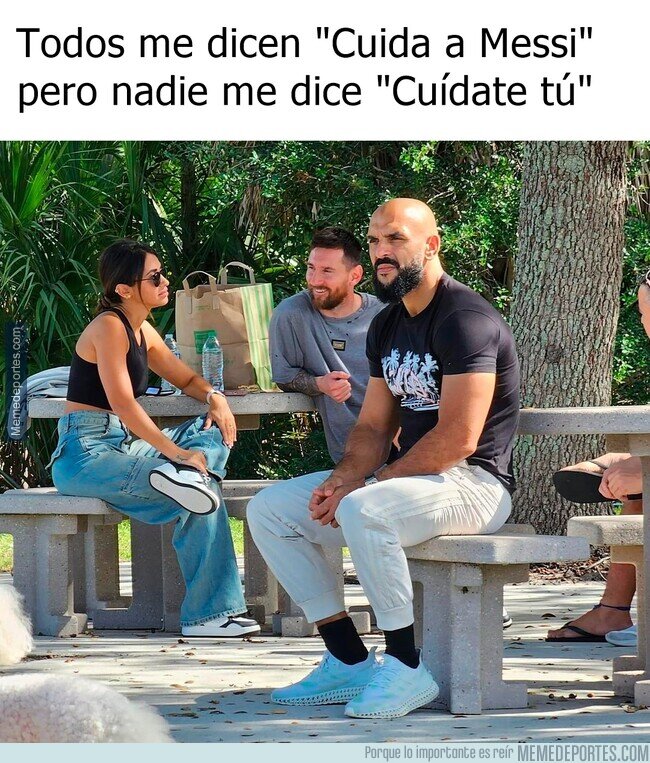 1198335 - Míralo ahí, sentadito, taciturno, mirando el horizonte.