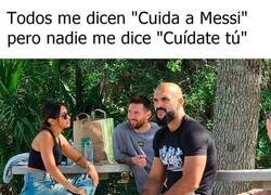 Enlace a Míralo ahí, sentadito, taciturno, mirando el horizonte.