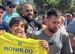 Enlace a Alguien se atrevió a hacer esto delante de Messi... y de su guardaespaldas