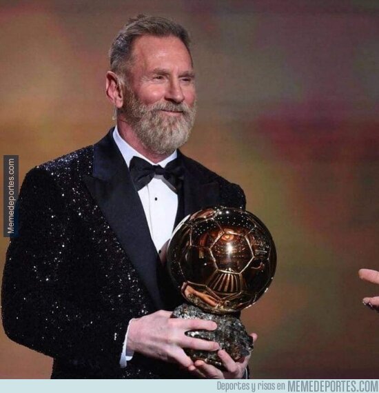 1198445 - Messi en 2050 recibiendo el balón de oro por marcar un hat-trick de penalti a sus nietos