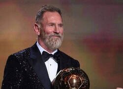 Enlace a Messi en 2050 recibiendo el balón de oro por marcar un hat-trick de penalti a sus nietos