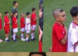Enlace a Ese niño sabe lo que está bien en esta vida