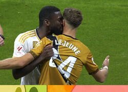 Enlace a Estás demasiado cerca, Antonio