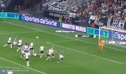 Enlace a Un portero atento. Casio invalida gol al evitar tocar el balón en un tiro libre indirecto.