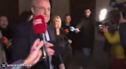 Enlace a Vaya rechace del Tito Flo al micrófono. Este reemplaza a Kepa con los ojos cerrados.