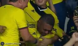 Enlace a El júbilo de don Mane Díaz después del doblete de su hijo contra Brasil. Así se siente la libertad.