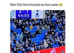 Enlace a Hinchas ninja del City disfrazados de sillas