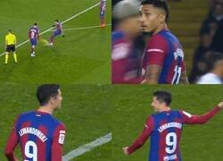 Enlace a Lewandowski enojado con Raphinha por quitarle un tiro libre. Lo que debe ser ese vestuario...