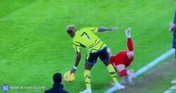 Enlace a Kostas Ktimikas se ha roto la clavícula en este choque con Klopp