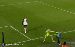 Enlace a Bernd Leno empuja a un recogepelotas y posteriormente se disculpa.