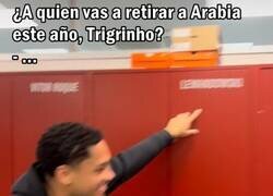 Enlace a Y lo ponen justo al lado de él