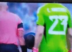 Enlace a En el documental de Netflix descubren a el Dibu apoyándole el paquete en la cara a Mbappé